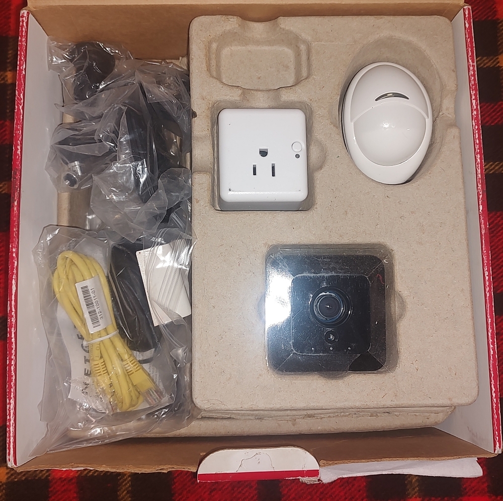 Xfinity Home Automation Base Kit + Indoor/Outdoor Camera Xfinity Hub Outlet Cont - Picture 5 of 9